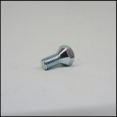 Parafuso metálico prateado com cabeça hexagonal sobre superfície branca