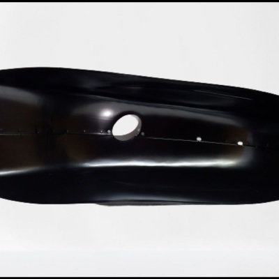 Prancha preta lisa com orifício circular sobre fundo branco