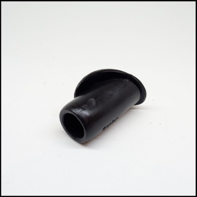 Peça tubular preta com aba circular sobre fundo branco