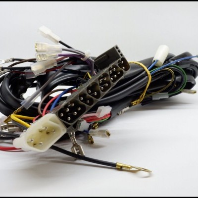 Cabo elétrico com múltiplos fios e conectores