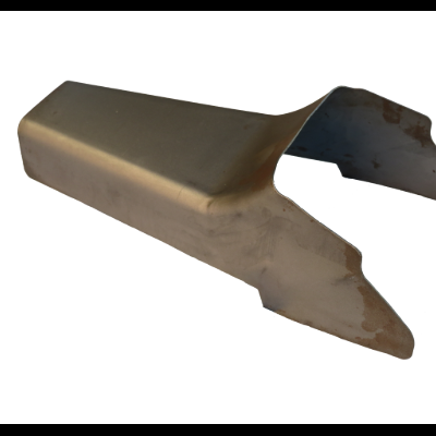 Peça metálica cinzenta com ferrugem em fundo branco