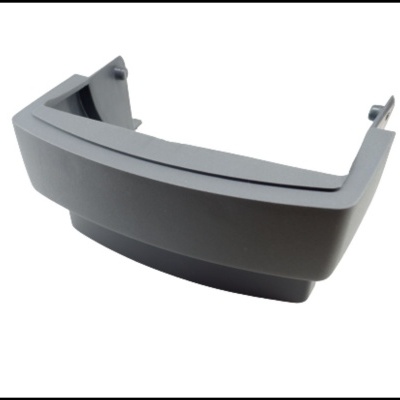 Peça plástica cinzenta com formato curvo sobre fundo branco