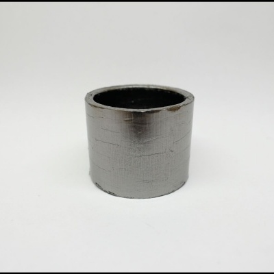 Tubo cilíndrico cinza metálico com textura, sobre fundo branco