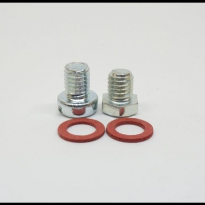 dois parafusos metálicos prateados com duas anilhas vermelhas sobre superfície branca