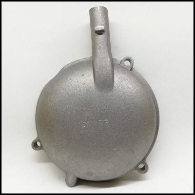 Tampa metálica circular prateada com inscrição 'SILNAC' e três pontos de fixação