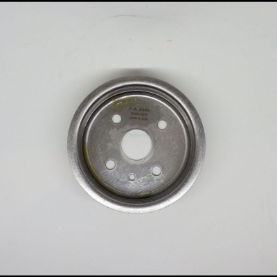 Peça metálica circular cinzenta com furos e texto gravado no centro