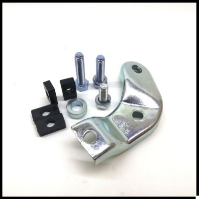 Conjunto de ferragens metálicas e plásticas sobre fundo branco