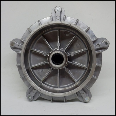 Peça mecânica metálica circular cinzenta com ranhuras e suportes