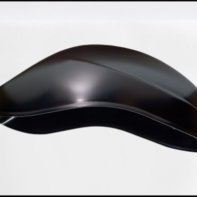 Capacete preto aerodinâmico com acabamento brilhante sobre fundo branco