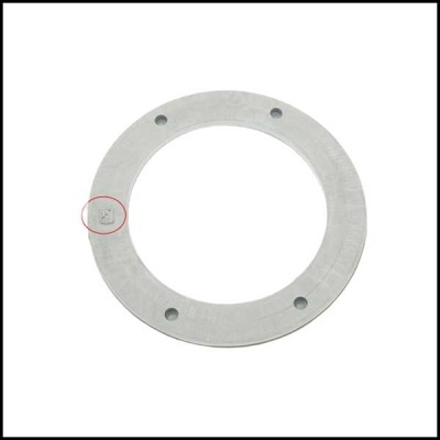 Anel metálico circular prateado com furos e símbolo gravado
