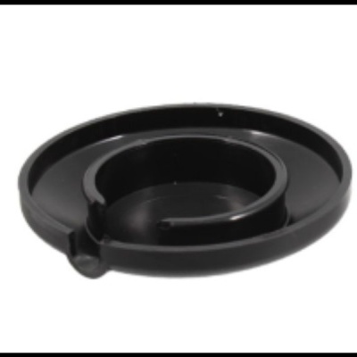 Prato redondo preto de duas divisões em plástico, com abertura numa das bordas.