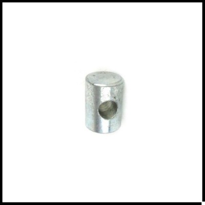 Peça metálica cilíndrica prateada com furo lateral sobre fundo branco