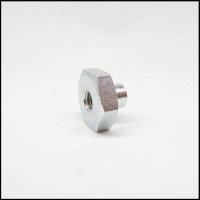 Porca sextavada metálica prateada com rebordo cilíndrico em fundo branco