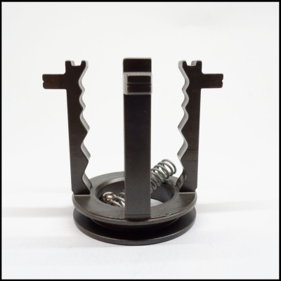 Produto metálico preto com base circular e três suportes verticais