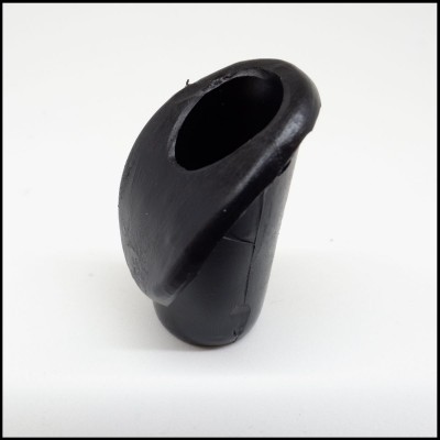 Peça preta de plástico ou borracha em fundo branco