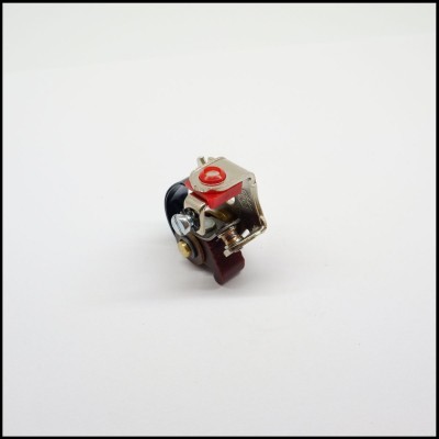 Peça mecânica pequena em metal com componentes plásticos diversos sobre fundo branco