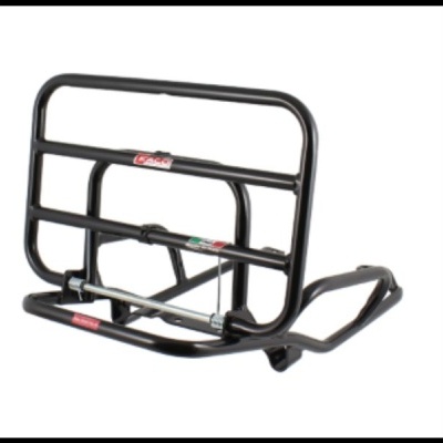 Suporte metálico preto para bagageira de bicicleta com etiquetas coloridas