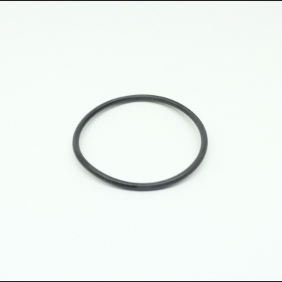 Argola preta em fundo branco