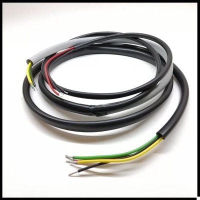 Cabo elétrico preto com fios coloridos