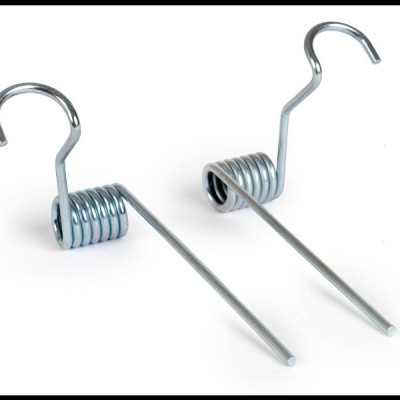 Dois ganchos de metal com mola em espiral e extremidades curvas