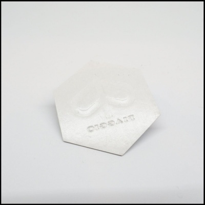 Etiqueta branca hexagonal com texto em relevo 'DIVAGITO'