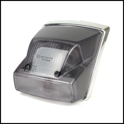 Luz traseira para automóvel com capa transparente e texto impresso