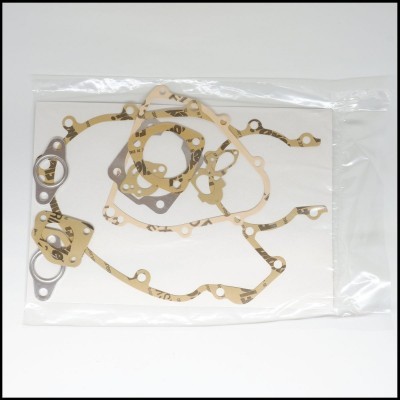 Conjunto de juntas recortadas castanho claro e metálicas em embalagem plástica.