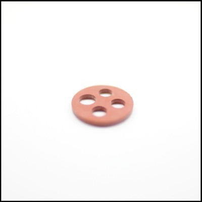 Botão redondo cor de rosa com quatro buracos