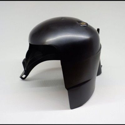 Capacete preto fosco sobre fundo branco