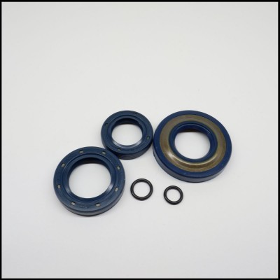 Vedantes de borracha azuis e pretos de várias dimensões em fundo branco