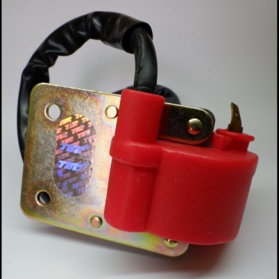 Componente eletrónico com suporte metálico e parte de plástico vermelho