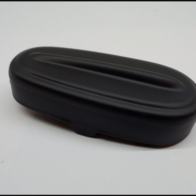 Estojo rígido preto ovalado sobre fundo branco