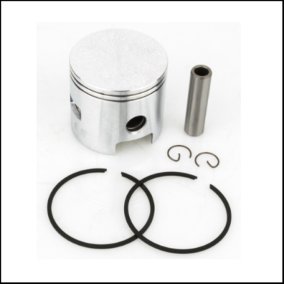 Conjunto metálico de pistão com anéis e pino sobre fundo branco