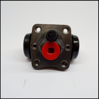 Peça metálica quadrada com componente vermelho e laterais pretas