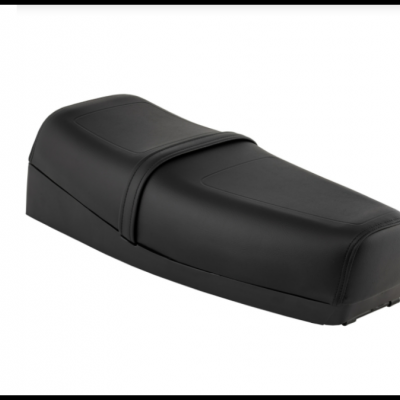 Banco de motocicleta preto em couro sintético sobre fundo branco