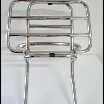 Estrutura metálica cromada prateada com barras horizontais e suporte inferior.