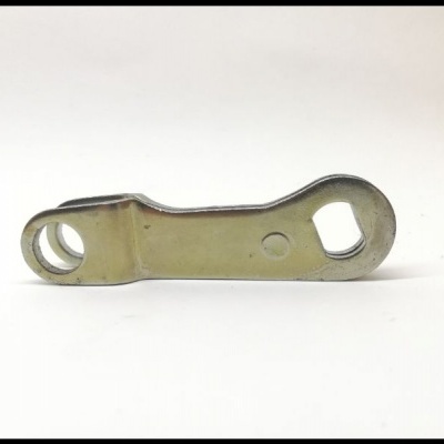 Ferramenta metálica prateada com dois orifícios sobre fundo branco