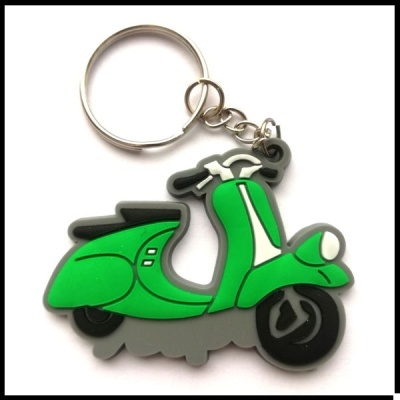 Chaveiro scooter verde com anel metálico