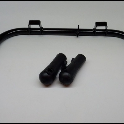 Barra metálica curva preta com suportes e punhos de borracha pretos num fundo branco.