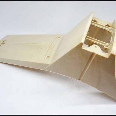 Peça plástica branca angular para equipamento