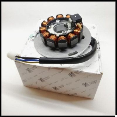 Estator cobre e metal com cabo preto sobre caixa branca estampada