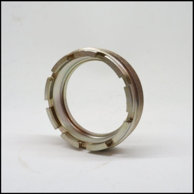 Anel metálico prateado com roscas internas e saliências externas