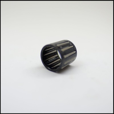 Peça cilíndrica preta com barras internas sobre fundo branco