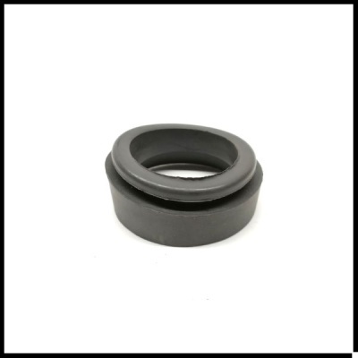 anel de borracha preto circular com relevo