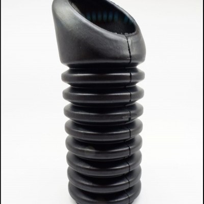 Objeto cilíndrico preto com textura ondulada e abertura oval