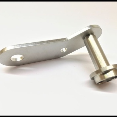 Peça metálica prateada com barra cilíndrica e placa plana com orifícios