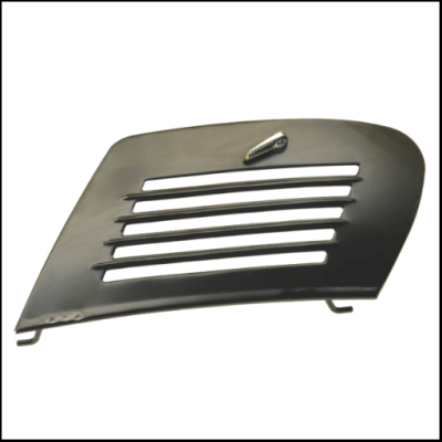 Grelha de ventilação metálica preta com aberturas horizontais e botão cromado