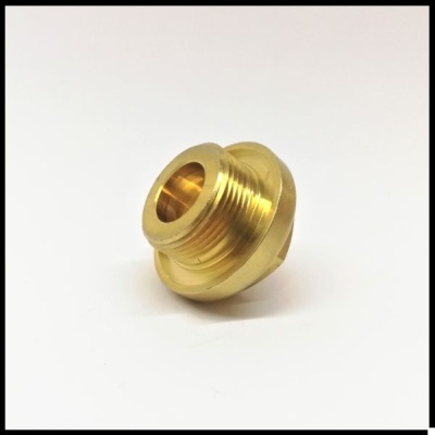 Peça metálica dourada com roscas sobre fundo branco