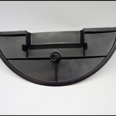 Peça de plástico preto semi-circular com cavidades