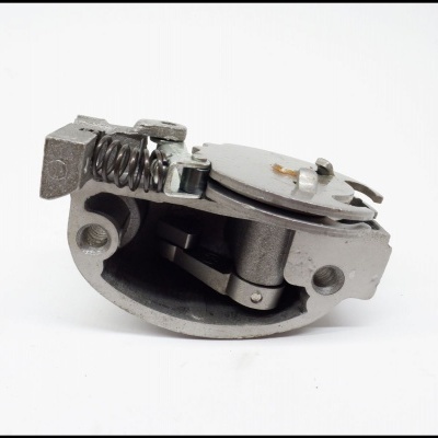 Peça mecânica metálica cinza com mola sobre fundo branco